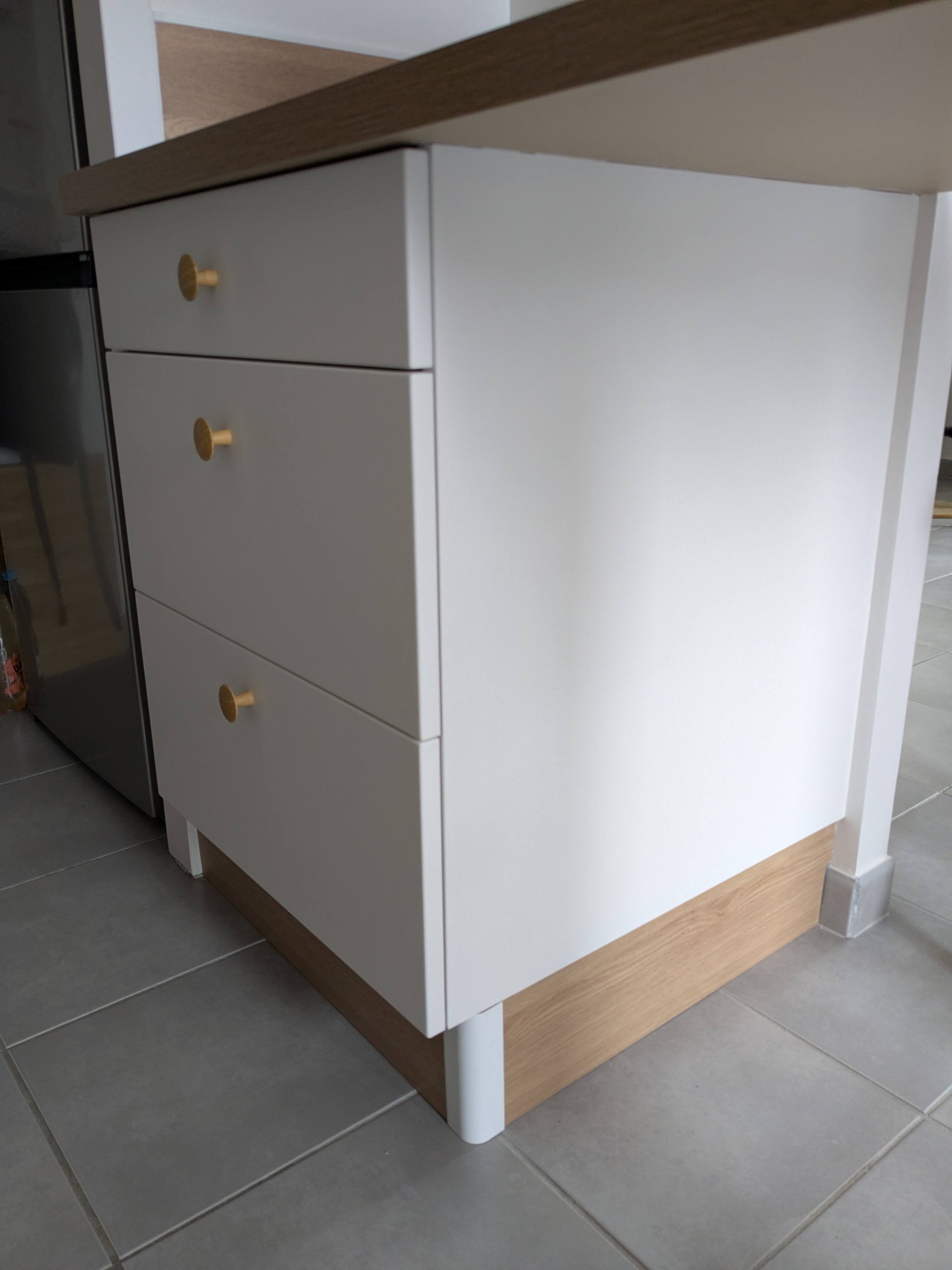 Cuisine blanc cassé — détail tiroirs et boutons