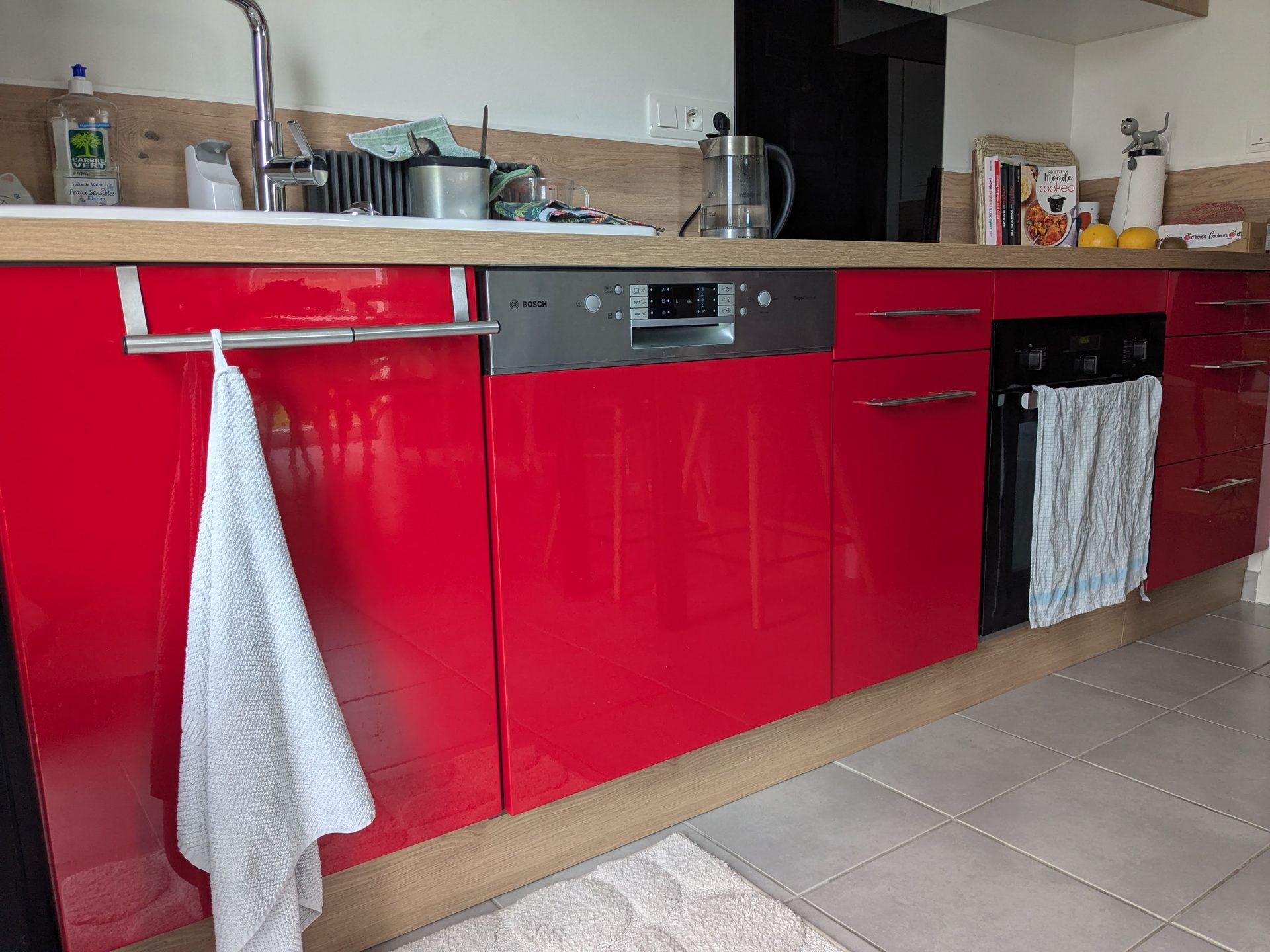 Cuisine rouge laqué avant — façades bas