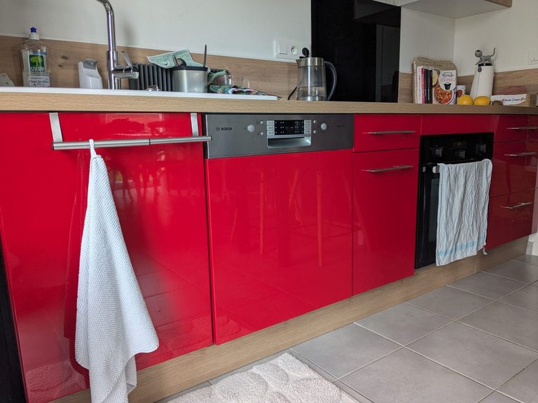 Cuisine rouge laqué avant — façades bas