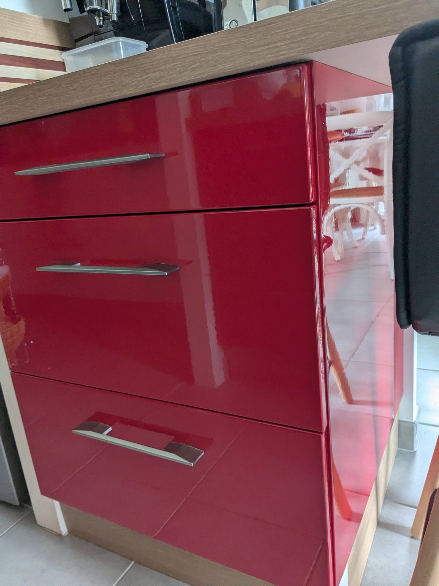 Cuisine rouge laqué avant — détail tiroirs