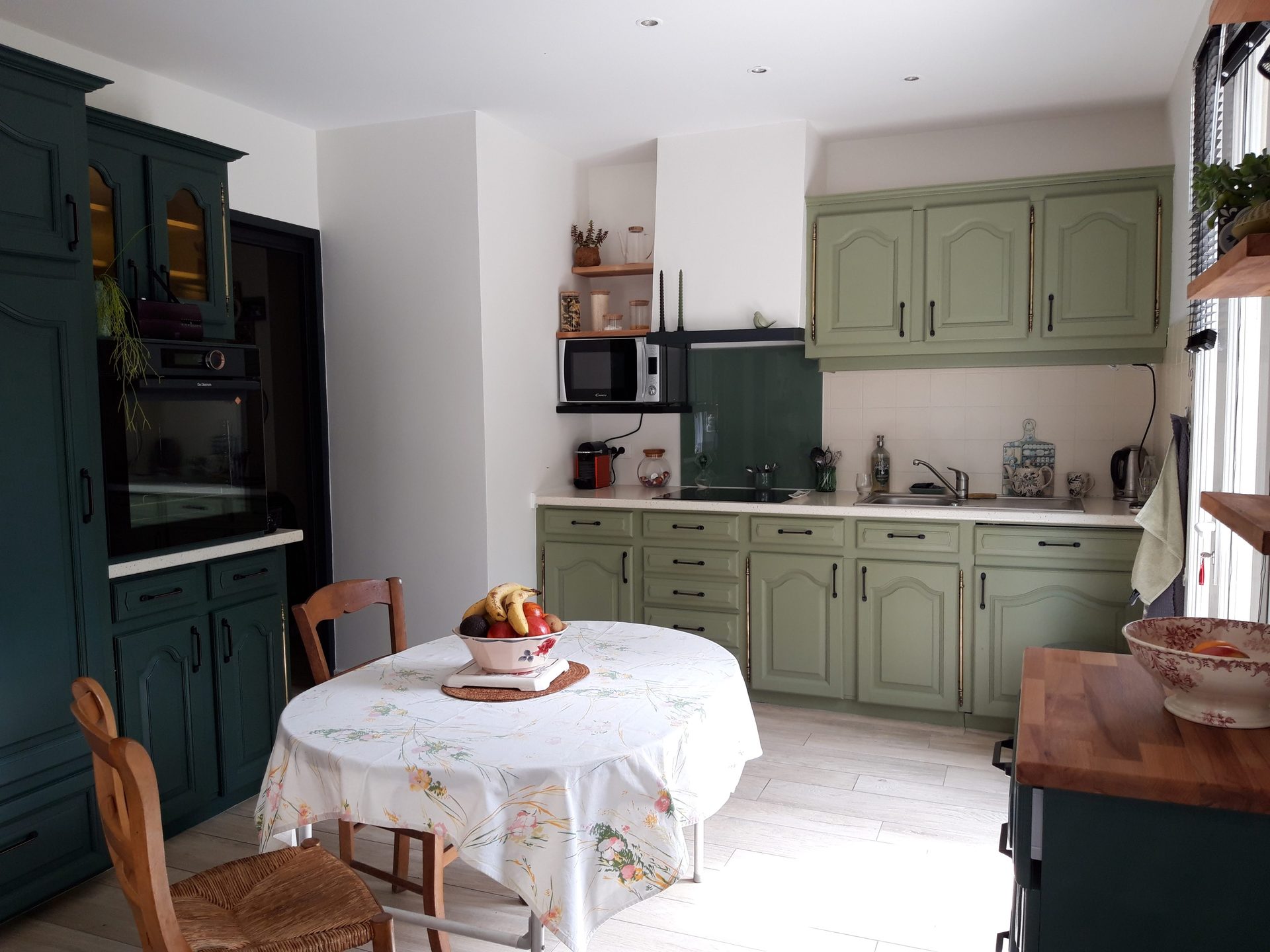 Cuisine baroque relookée bicolore vert sapin et vert sauge — Blanch'ART