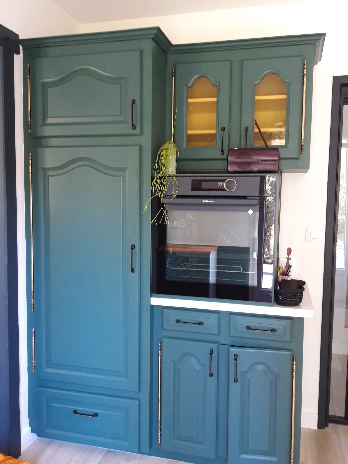 Cuisine bicolore — vert sapin et vert sauge en contraste