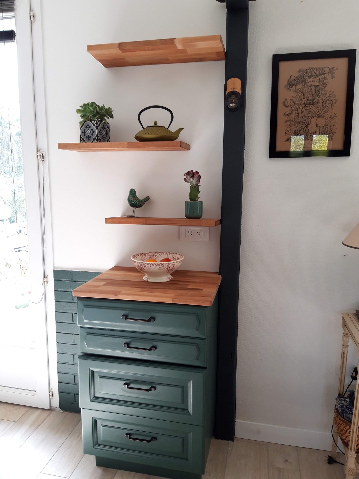 Cuisine bicolore — vaisselier vert sapin et plan de travail bois