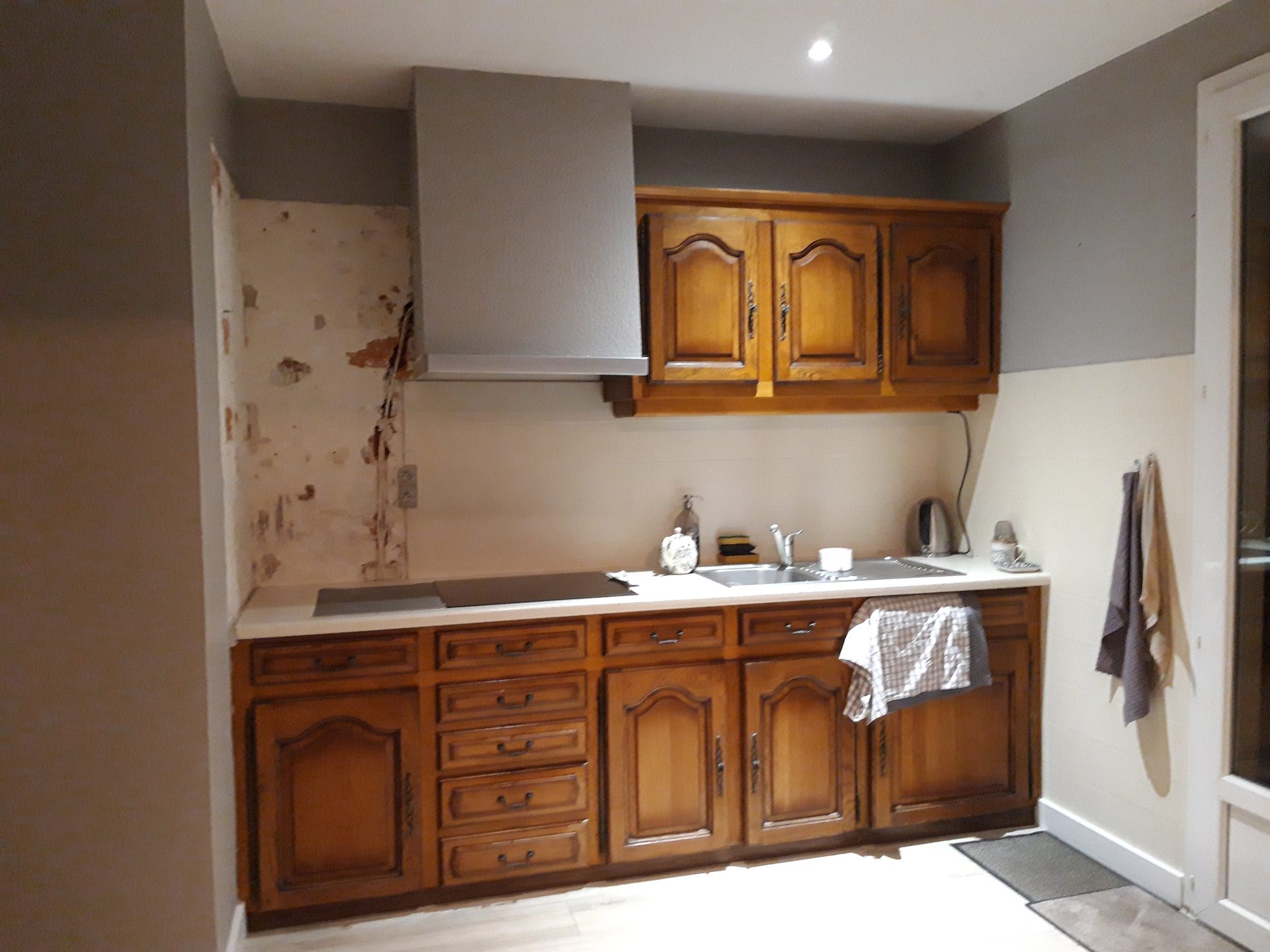 Cuisine chêne baroque avant relooking — vue façades