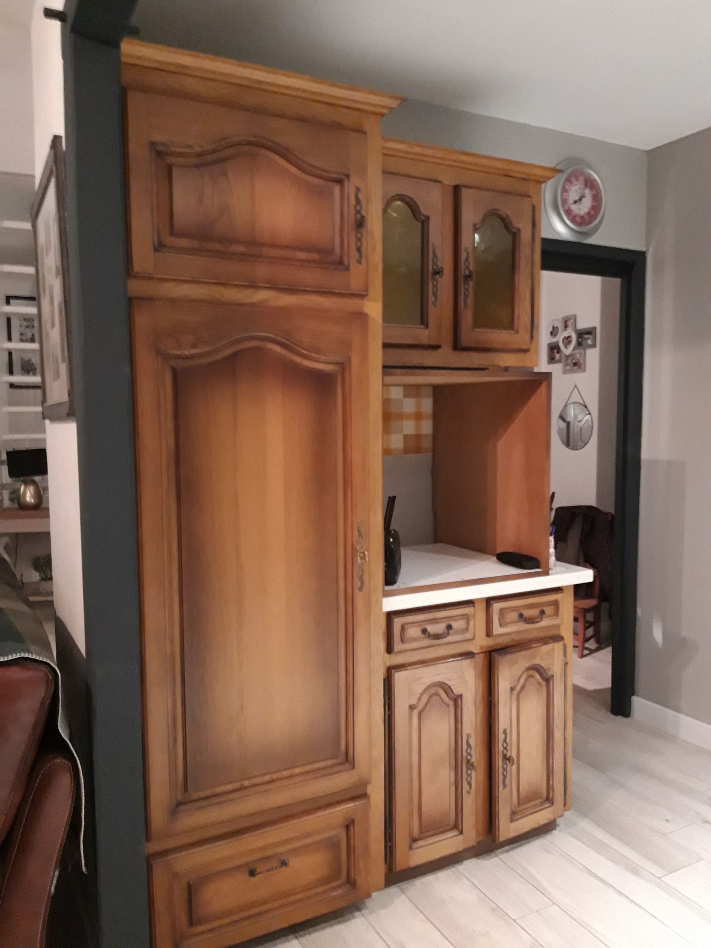 Cuisine chêne baroque avant relooking — détail portes sculptées