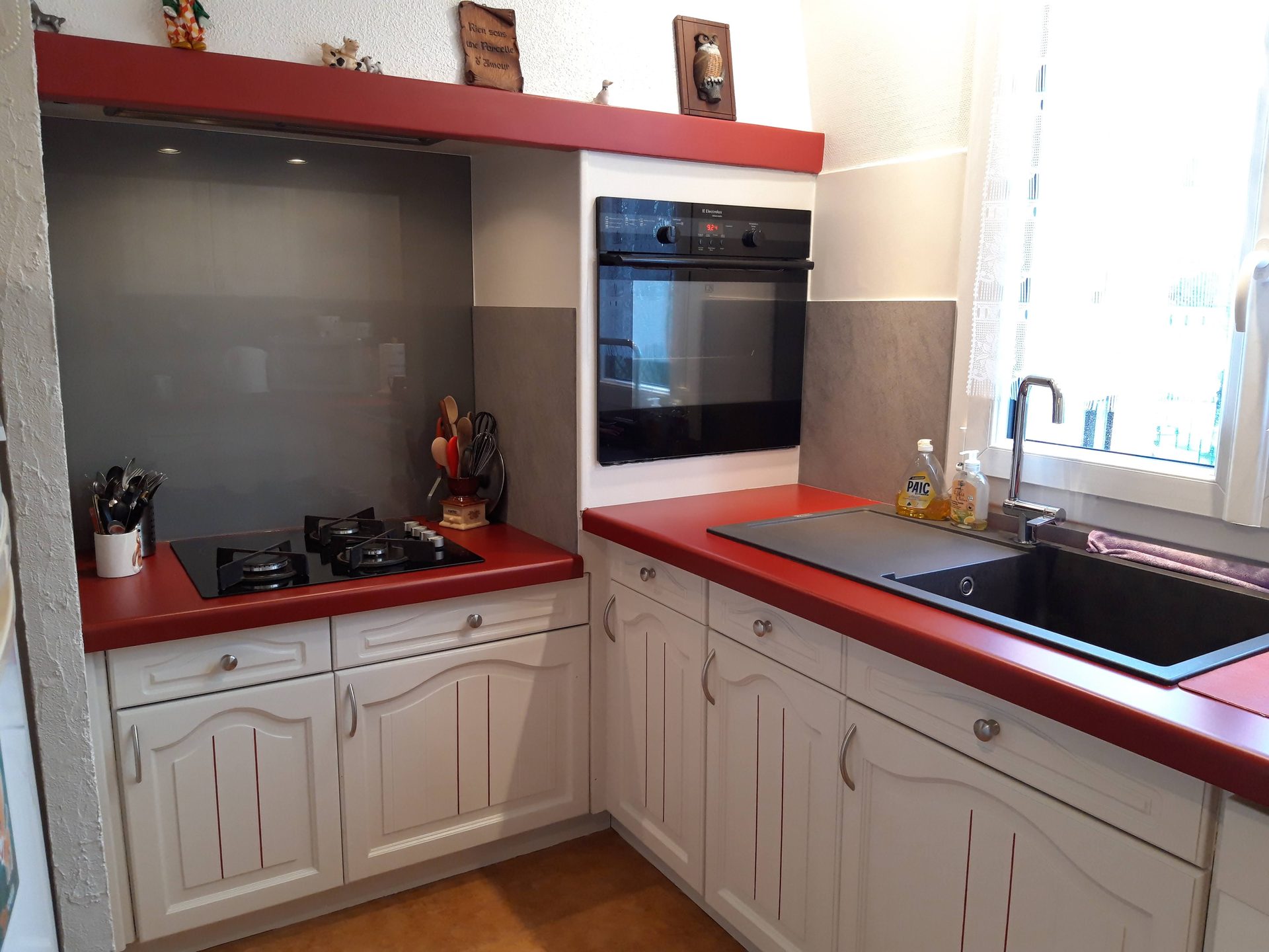 Cuisine chêne doré relookée en blanc avec plan de travail rouge — Blanch'ART