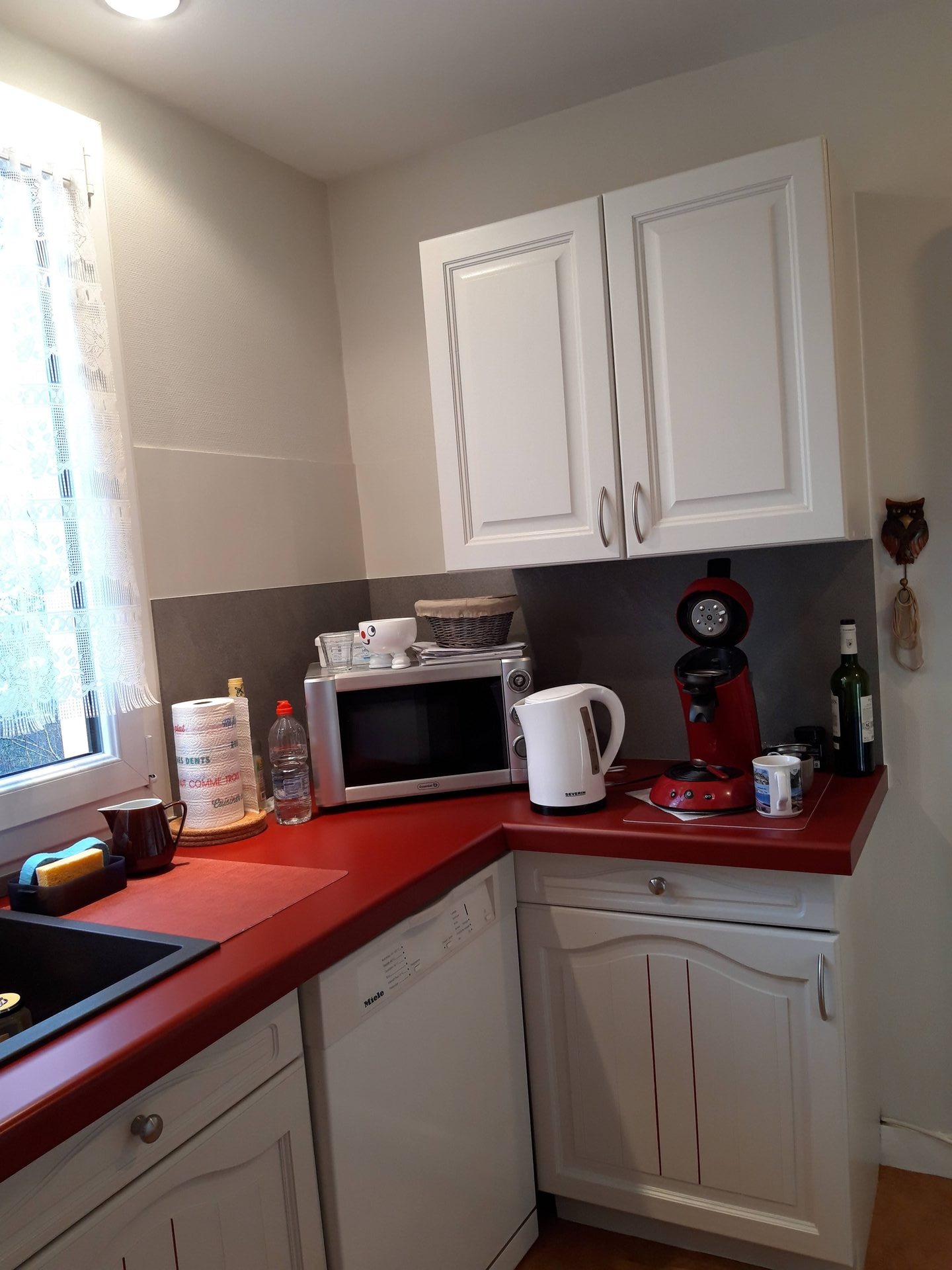 Cuisine blanc et rouge — meubles hauts et crédence