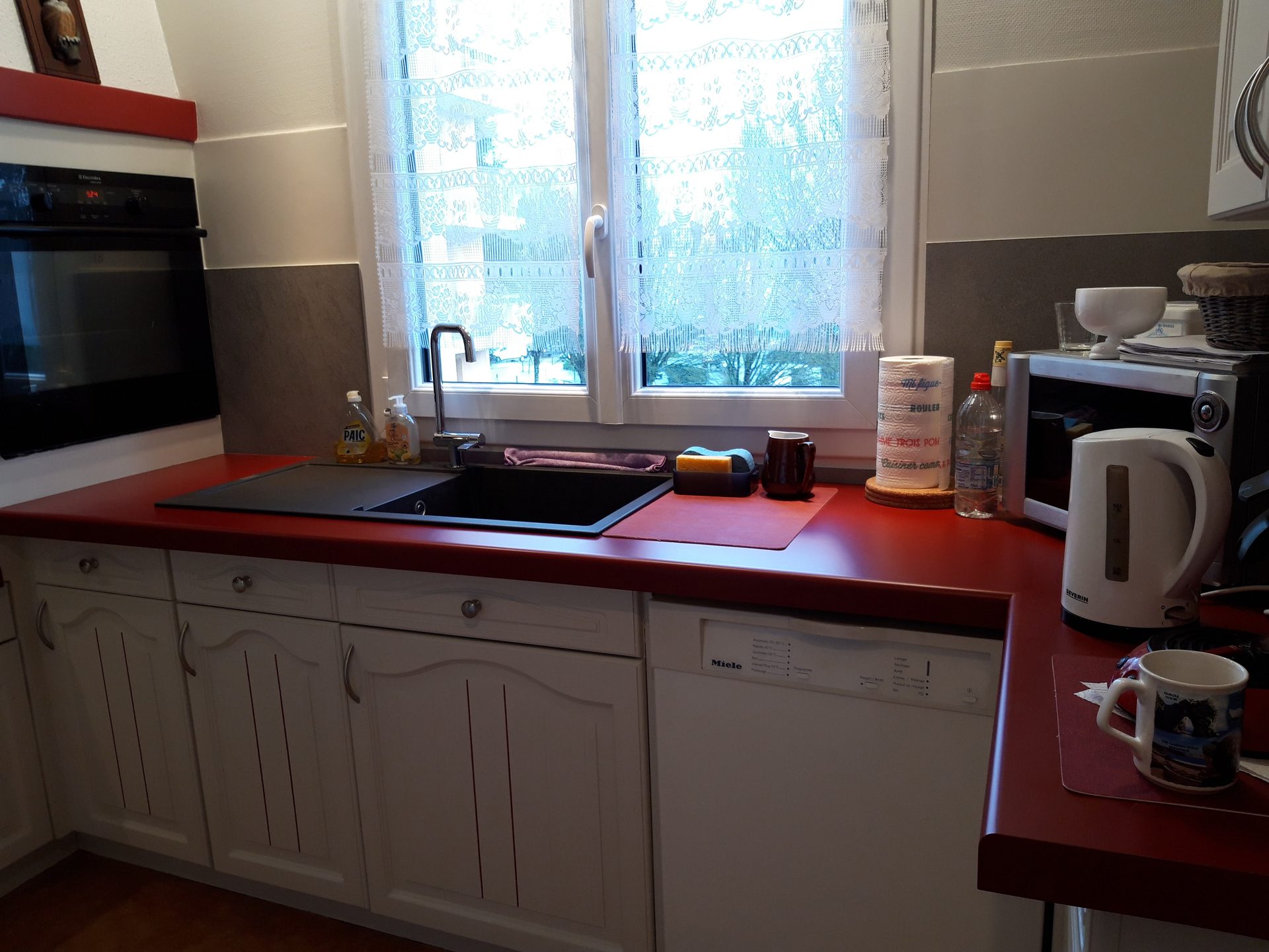 Cuisine blanc et rouge — zone évier, plan de travail rouge