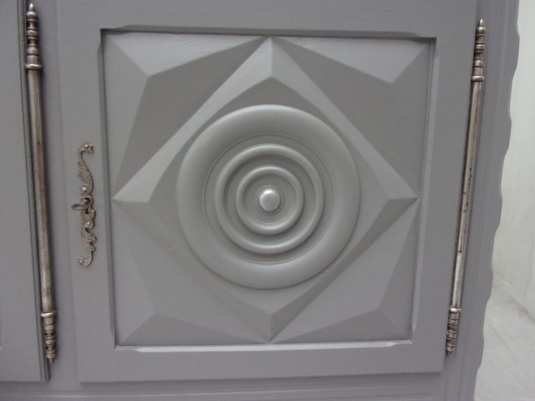Porte avec moulures et quincaillerie lustrée — Blanch'ART
