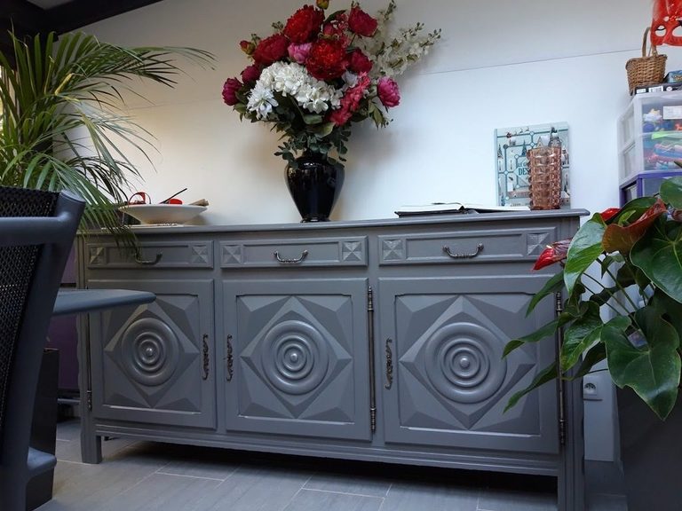 Le buffet gris sous un autre angle, bouquet et plantes autour