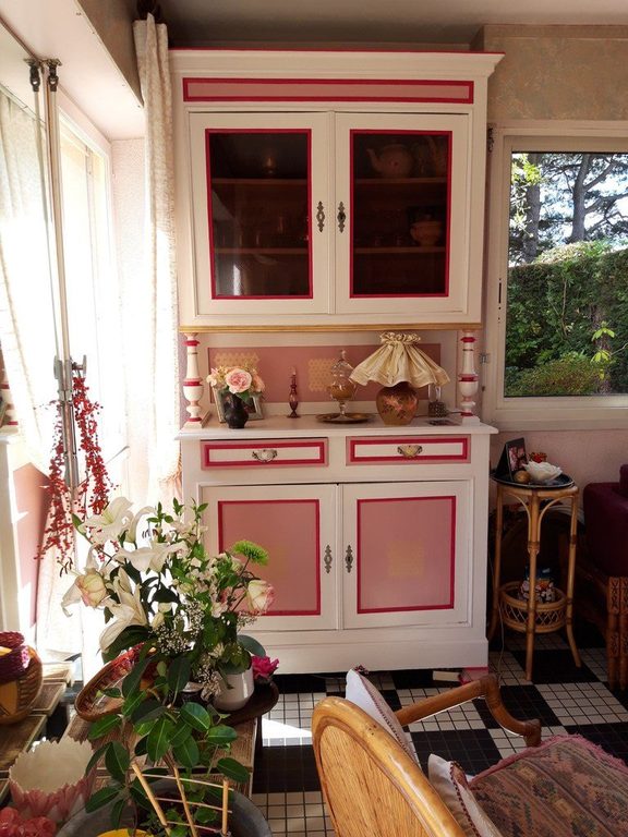 Buffet deux corps repeint, vitrines teintées et panneaux rose poudré