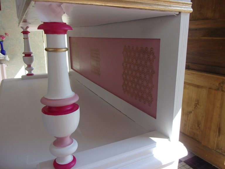 Colonne tournée peinte en blanc, rose et fuchsia