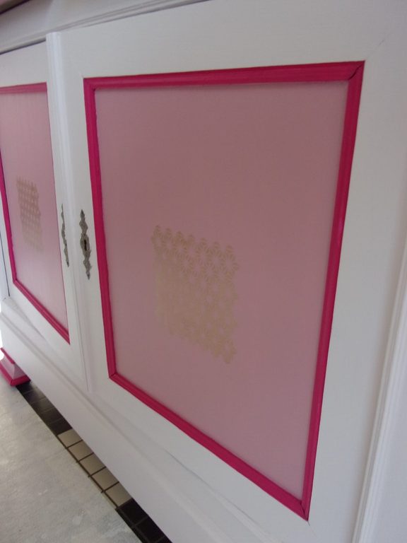 Panneau de porte rose encadré d'un filet fuchsia
