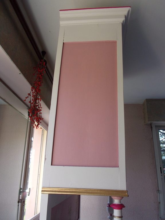 Panneau latéral rose pâle et arête dorée
