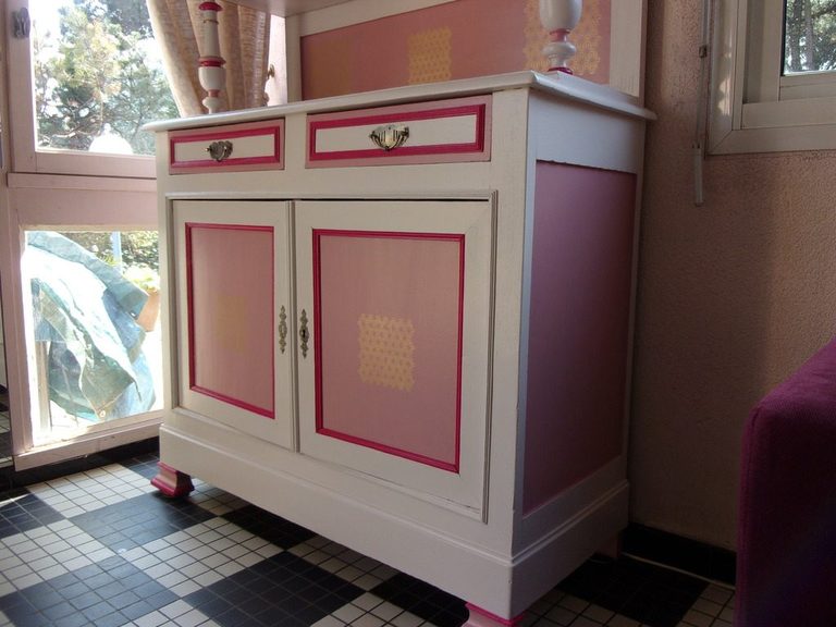 Vue latérale du buffet repeint dans le salon