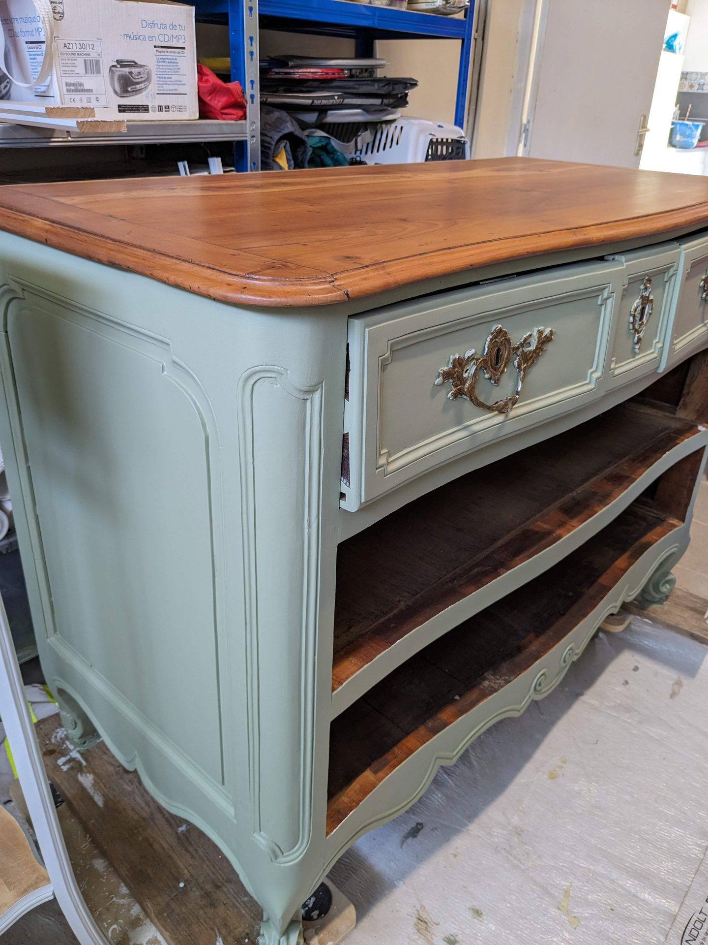 Buffet ancien relooké vert de gris