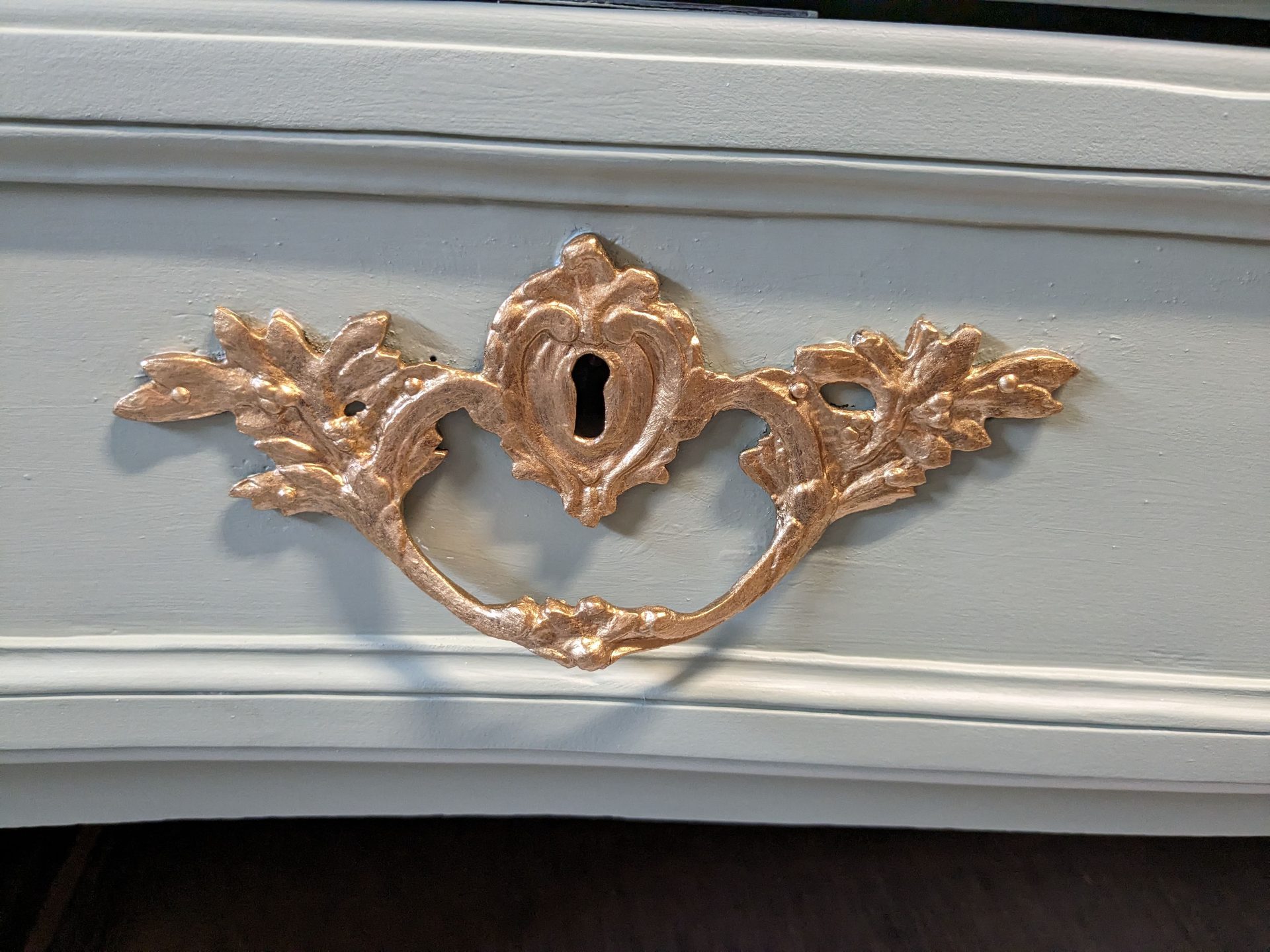 Buffet ancien — détail quincaillerie dorée