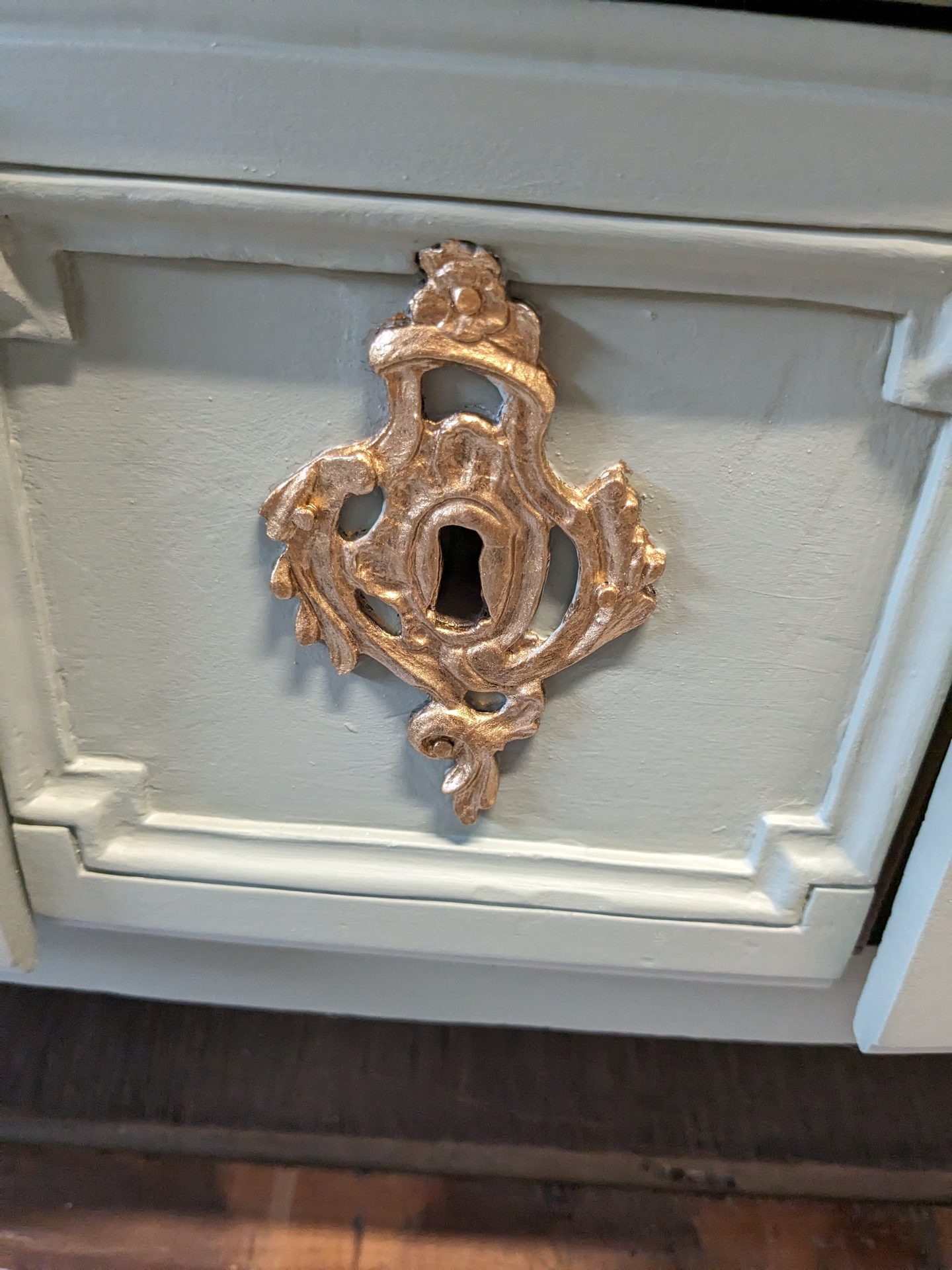 Buffet ancien — détail entrée de serrure dorée