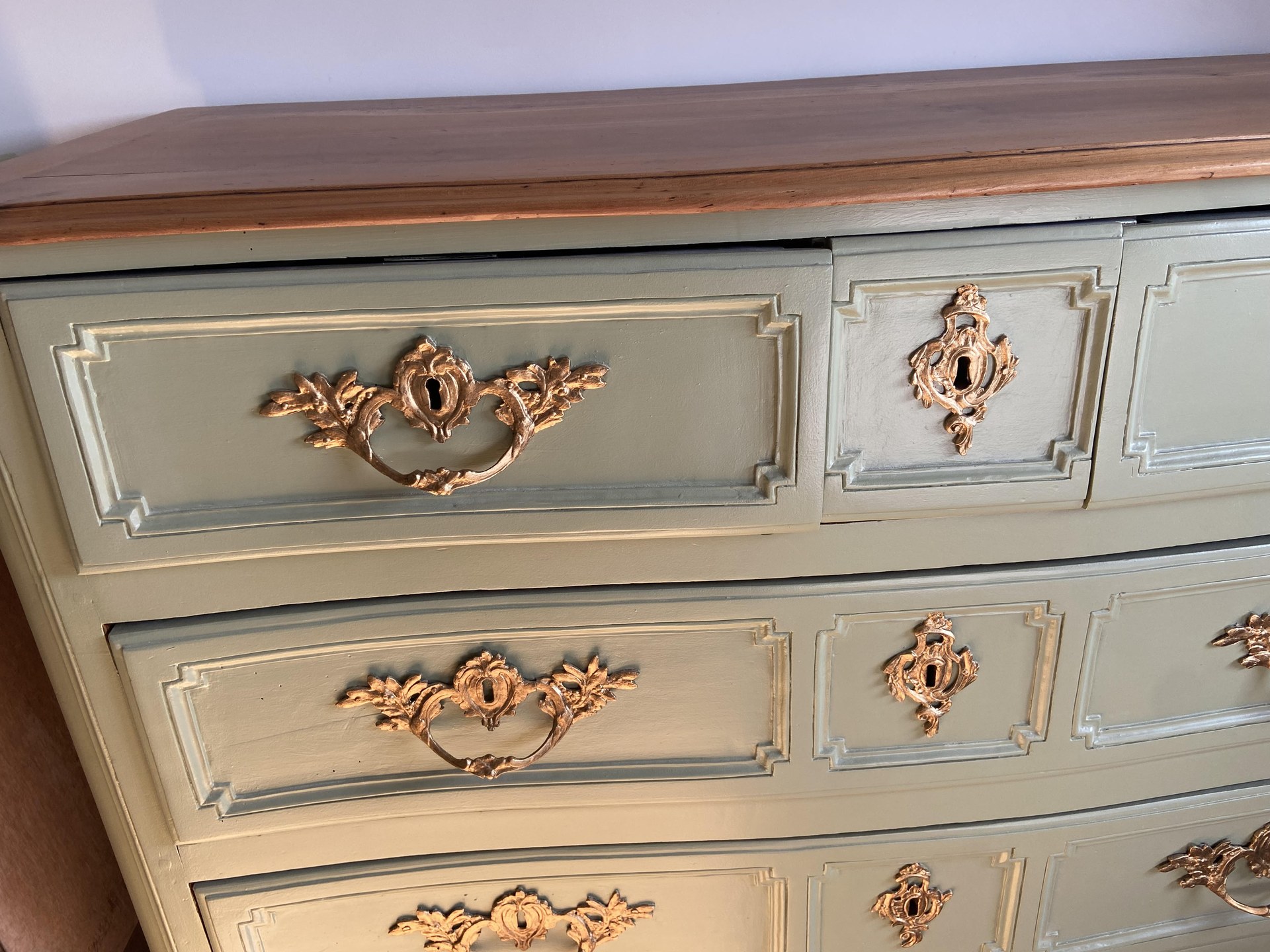 Buffet relooké — détail tiroirs et quincaillerie dorée