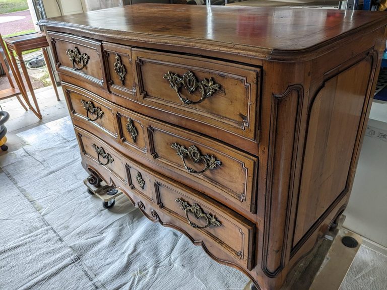 Buffet ancien en bois clair verni, vu de trois quarts avant relooking
