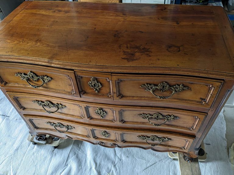 Le buffet de face avant travaux, plateau marqué par l'usage