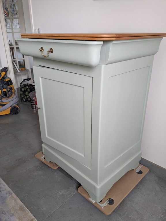 Chiffonnier assorti repeint en gris vert, plateau bois conservé