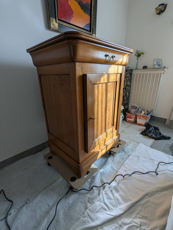 Avant relooking : buffet vu de trois quarts avant mise en peinture