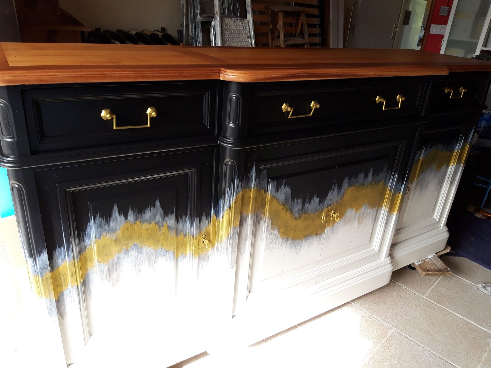 Buffet noir ombré doré — détail portes