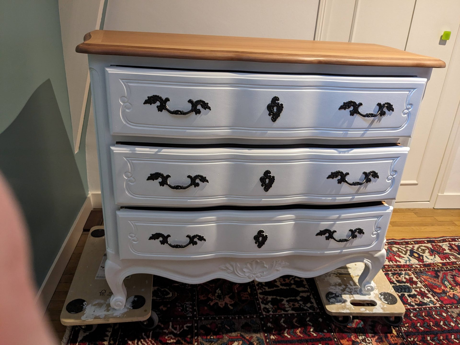 Commode Louis XV relookée blanc et bois — Blanch'ART