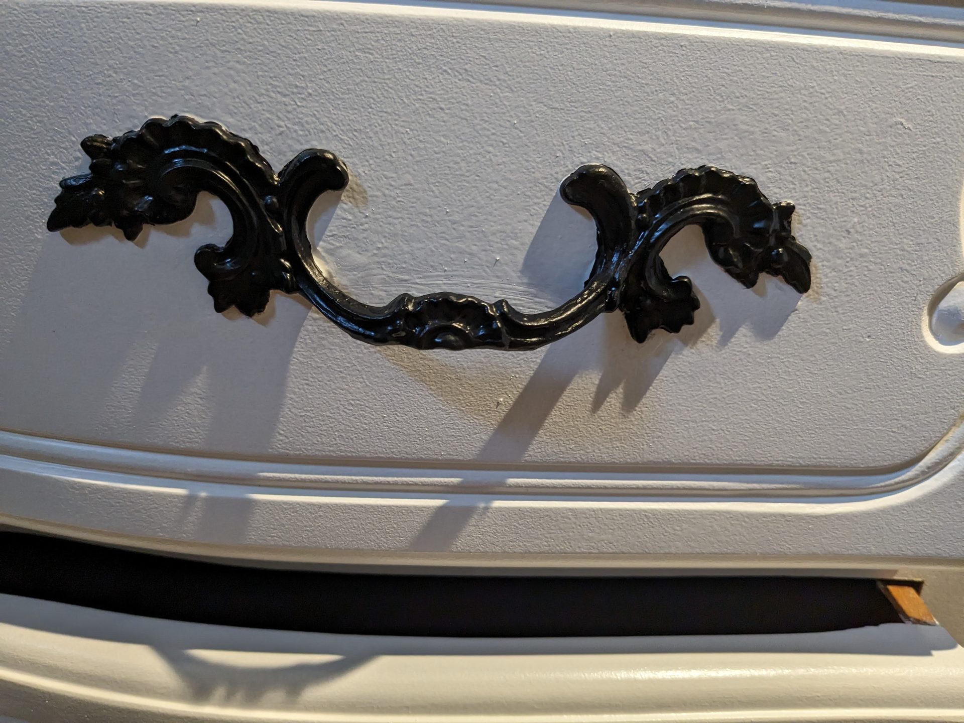 Commode Louis XV relookée blanc