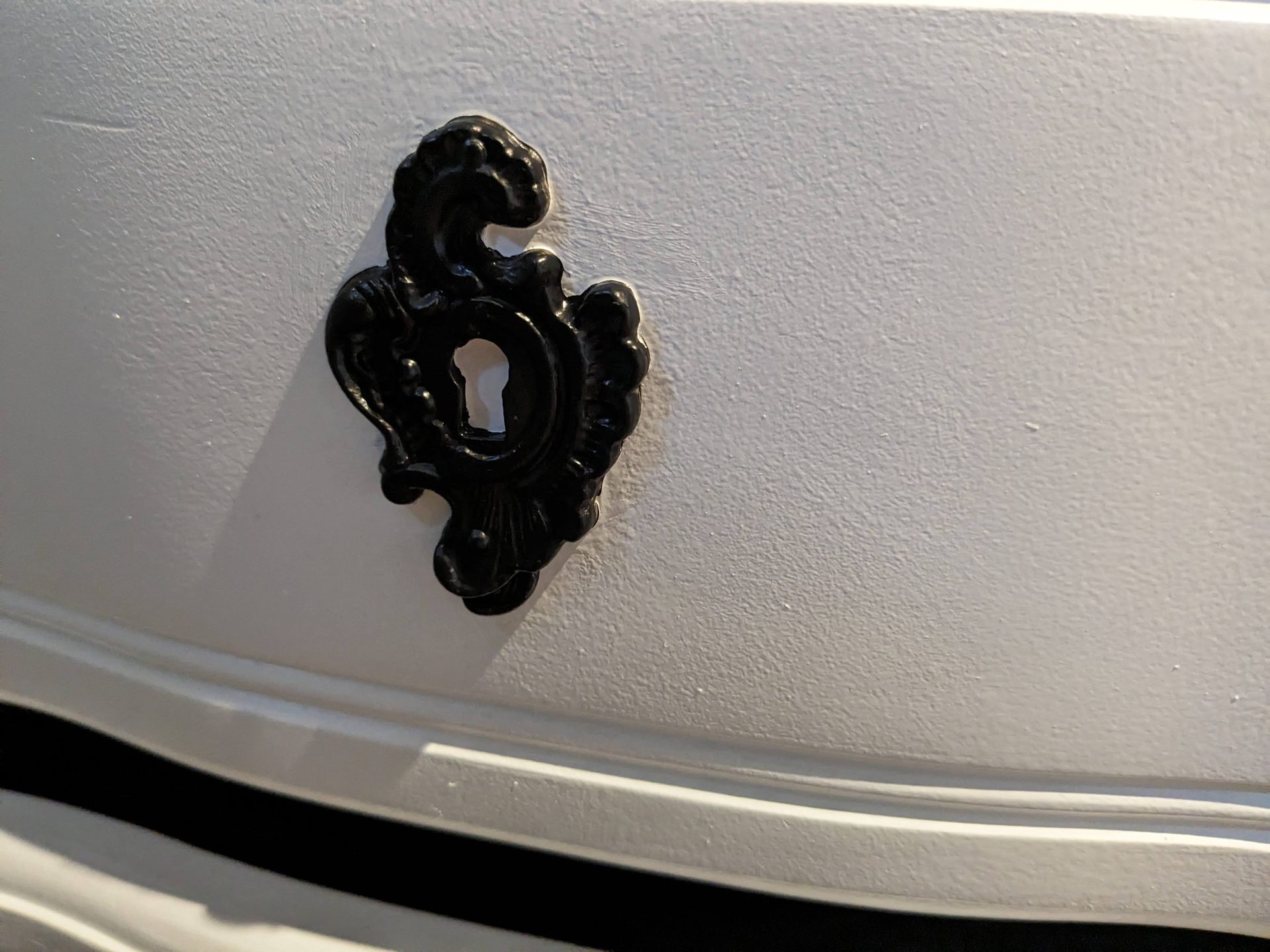 Commode Louis XV — détail quincaillerie noire