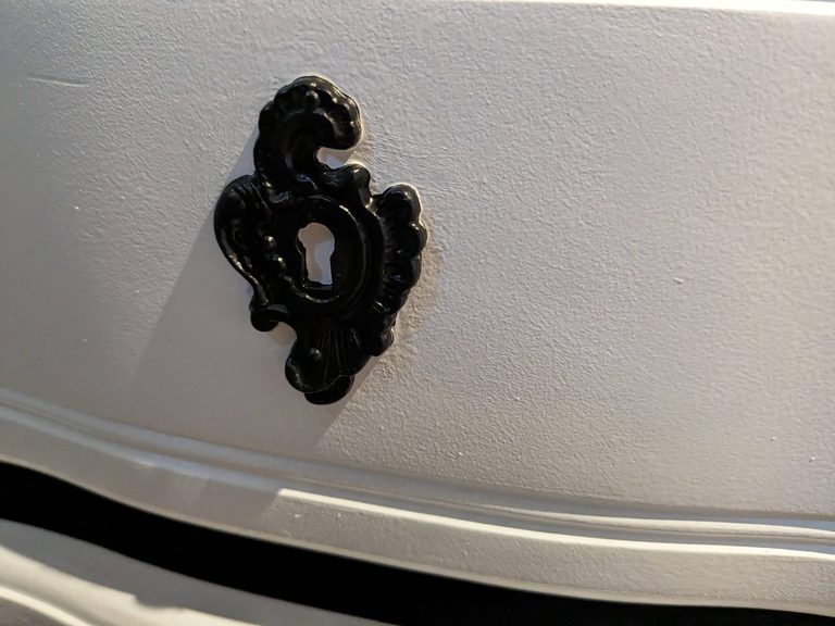 Commode Louis XV — détail quincaillerie noire
