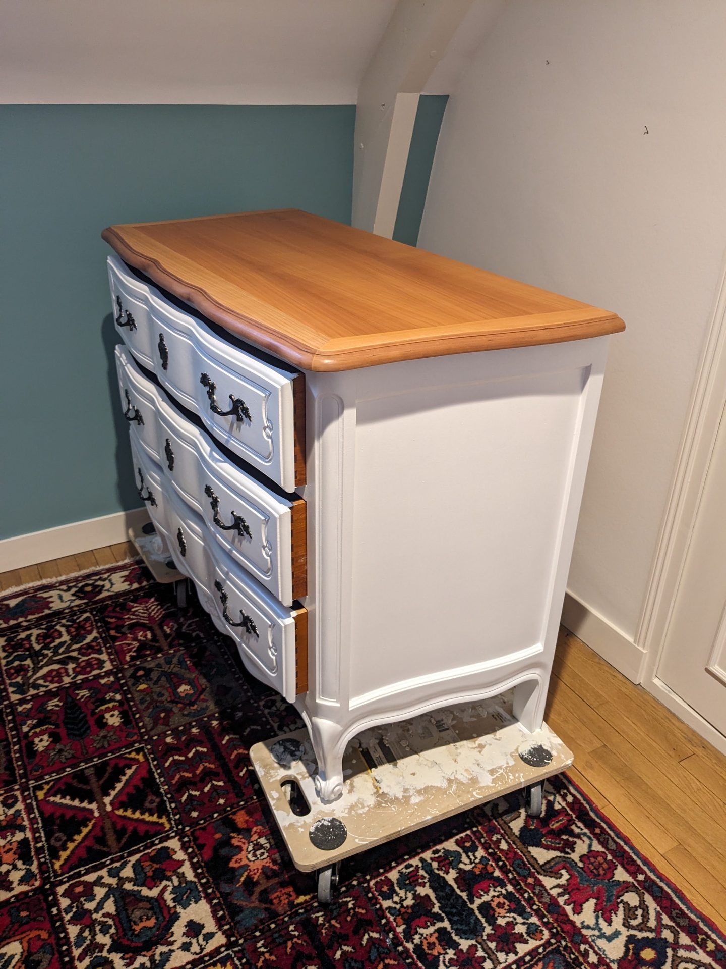 Commode Louis XV relookée — vue de côté