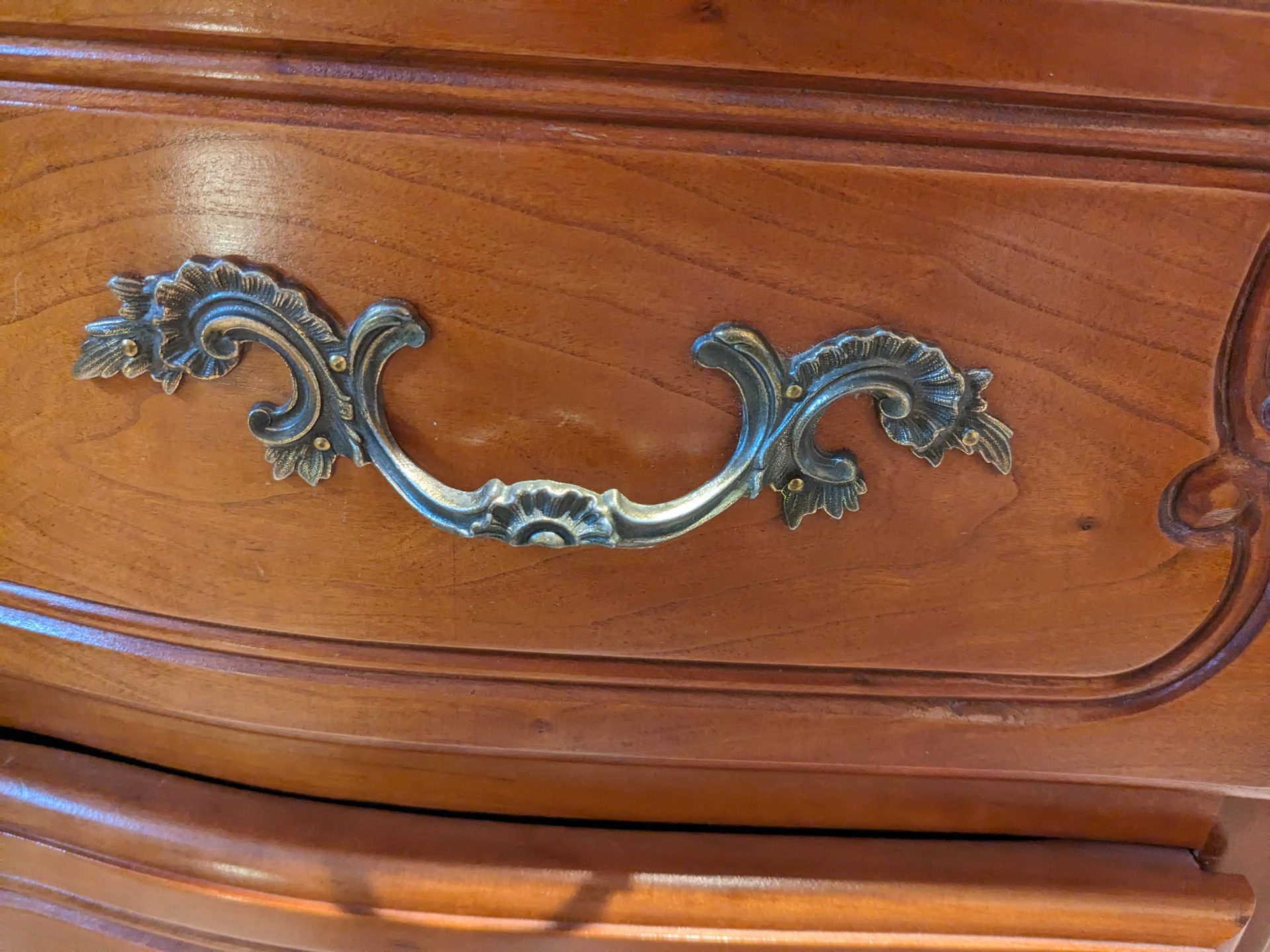 Commode avant relooking — détail bois