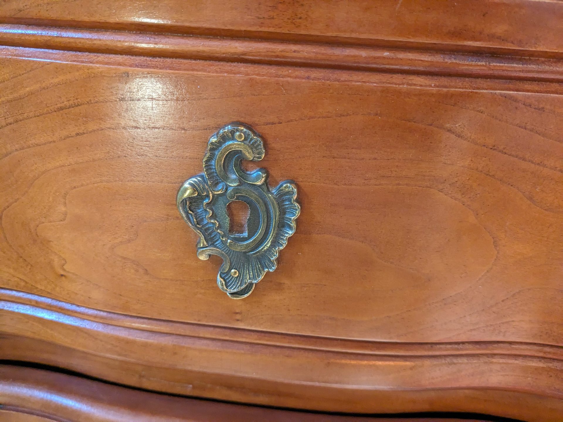 Commode avant relooking — quincaillerie bronze