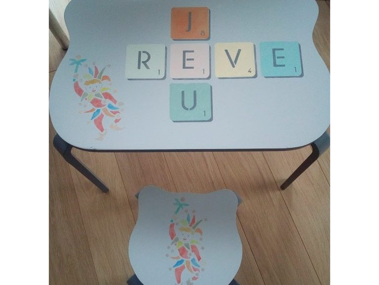Gros plan du plateau : lettres de Scrabble et bouquet peint à la main