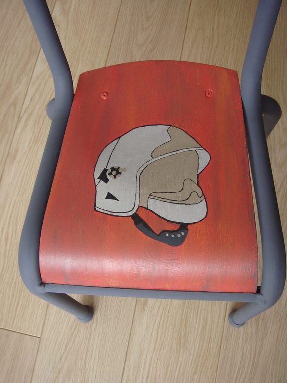 Assise de la chaise vue de dessus : casque de pompier peint à la main