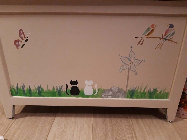 Coffre à jouets de trois quarts : papillon, oiseaux et chats au pochoir