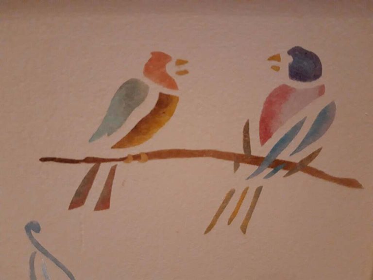 Détail du coffre : deux oiseaux colorés perchés sur une branche