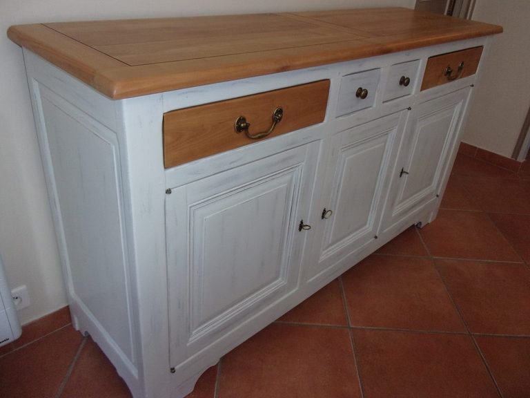 Buffet repeint en blanc patiné, plateau en bois poncé et vitrifié