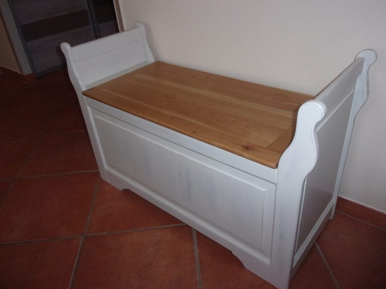 Coffre banc repeint en blanc, assise en bois clair vitrifié