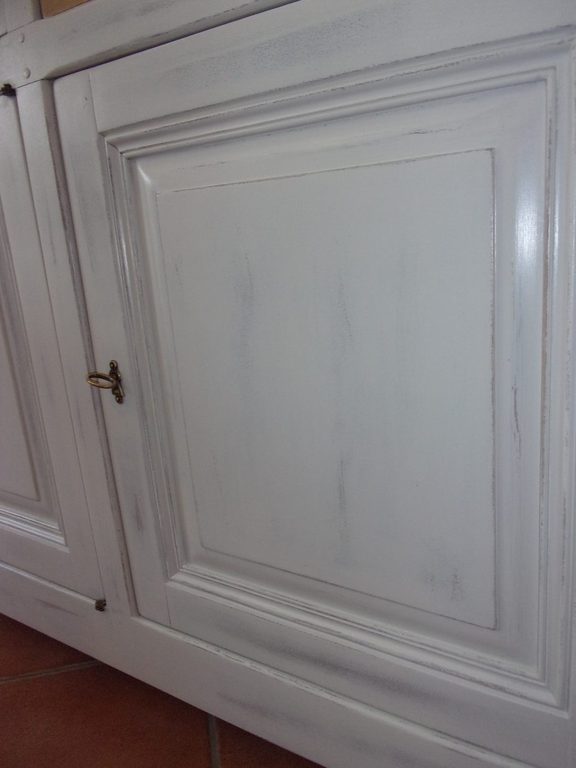 Porte du buffet ouverte, intérieur et façade repeints
