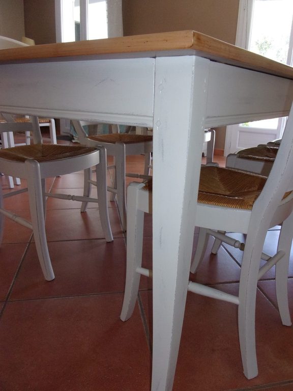 Table de salle à manger blanche à plateau bois clair
