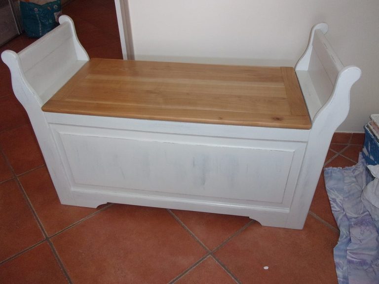 Assise du coffre banc en bois vitrifié, corps blanc patiné