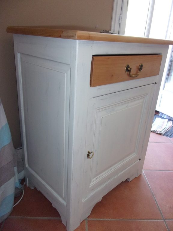 Meuble d'appoint repeint en blanc, plateau bois assorti