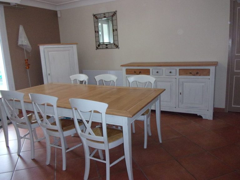 Ensemble table, chaises et buffet dans la salle à manger