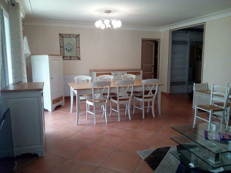Salle à manger complète — buffet, table et six chaises blanches
