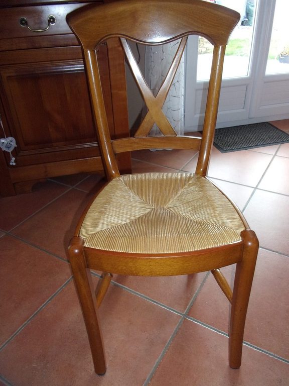 Avant relooking : chaise en merisier à assise paillée