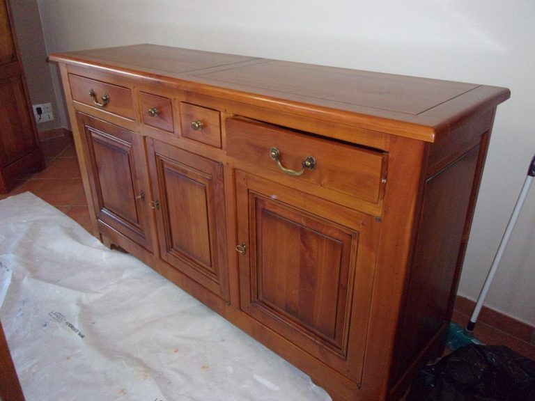 Avant relooking : buffet en merisier massif teinte rougeâtre