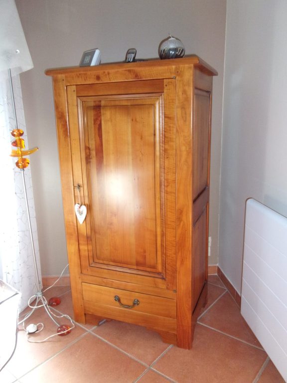 Avant relooking : meuble d'appoint en merisier